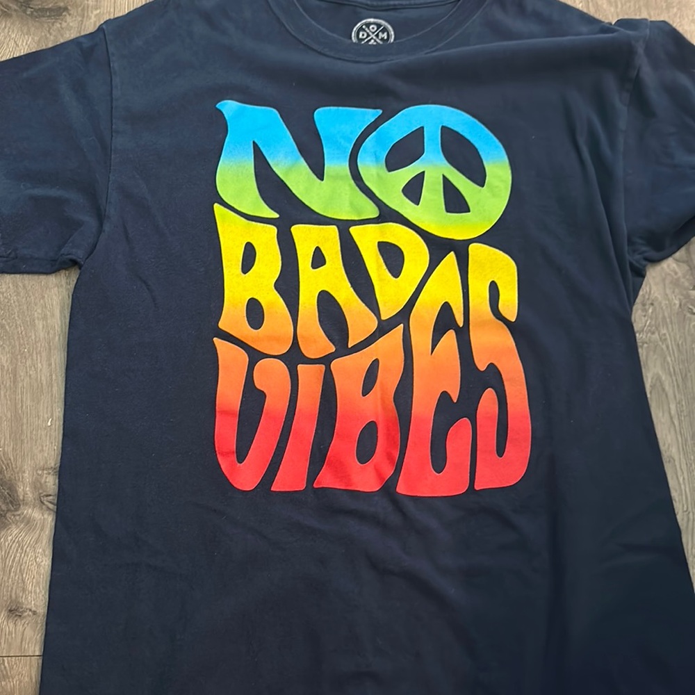 A tee shirt with the words no bad vibes
